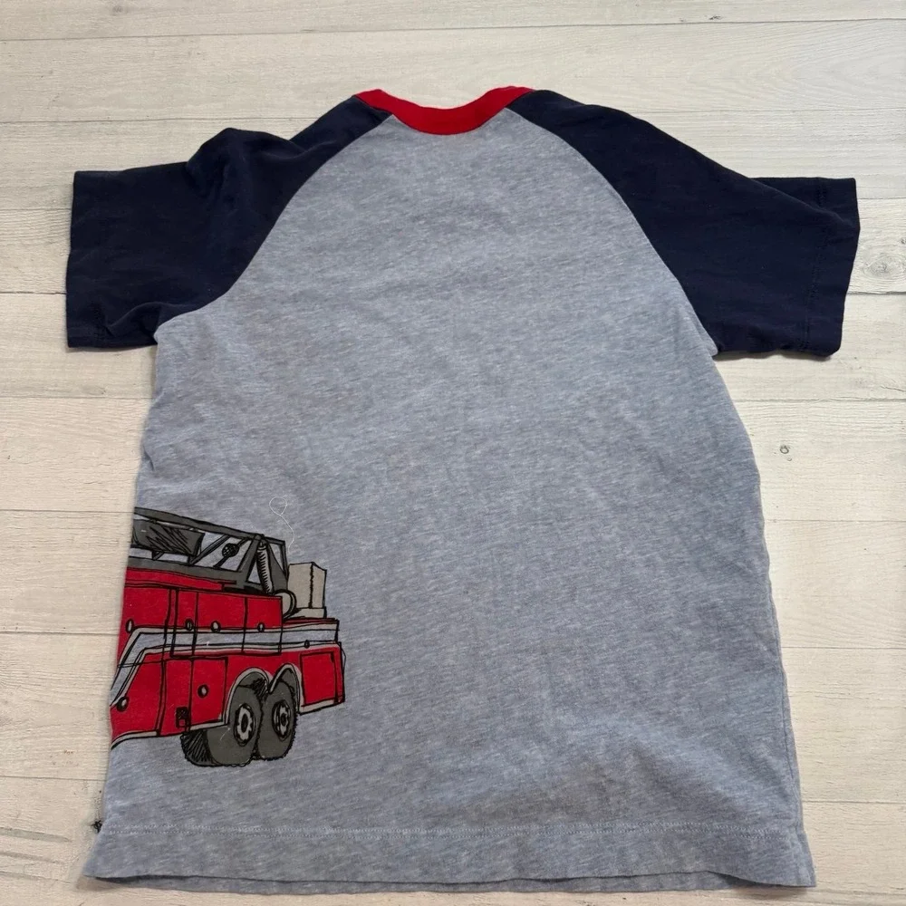 Hanna Andersson kids fire‎ truck short sleeve shirt 130/8